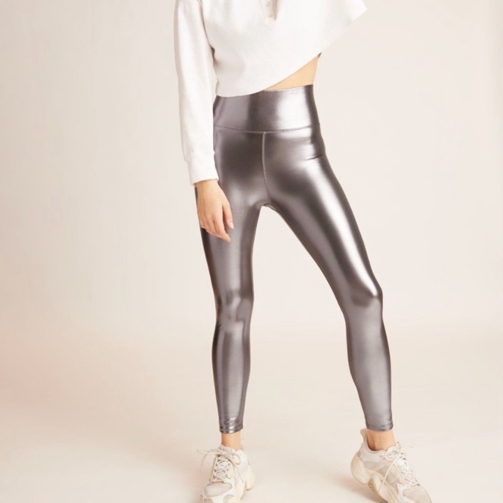 Knix X The Birds Papaya Metallic Sculpt titanium silver high-rise leggings. 🩶